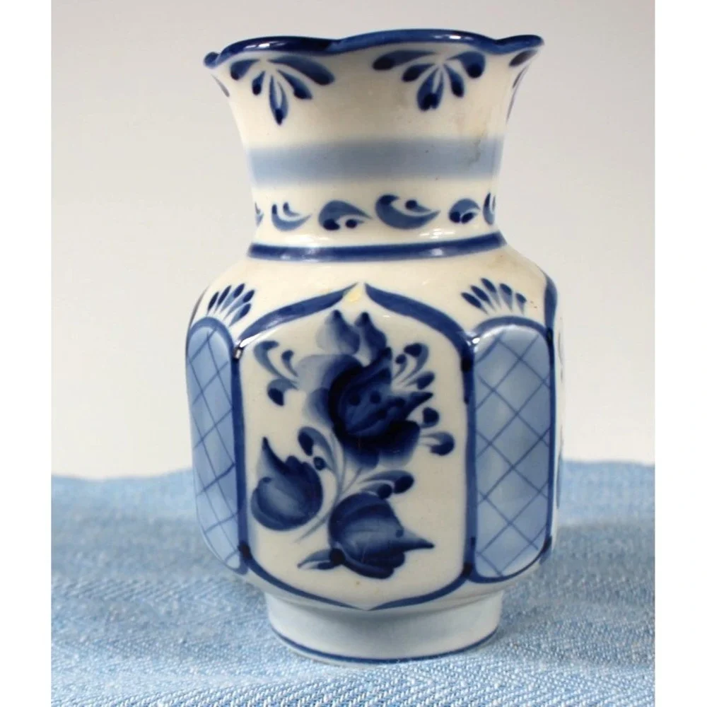 Gzhel Vase VTG Handmade Porcelain Blue/White 5,75 in Tall Signed